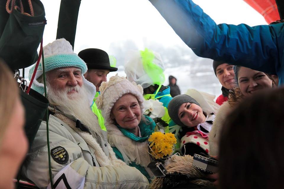 rekord shar riga10 - 100 молодоженов одновременно поднялись в воздух в воздушных шарах