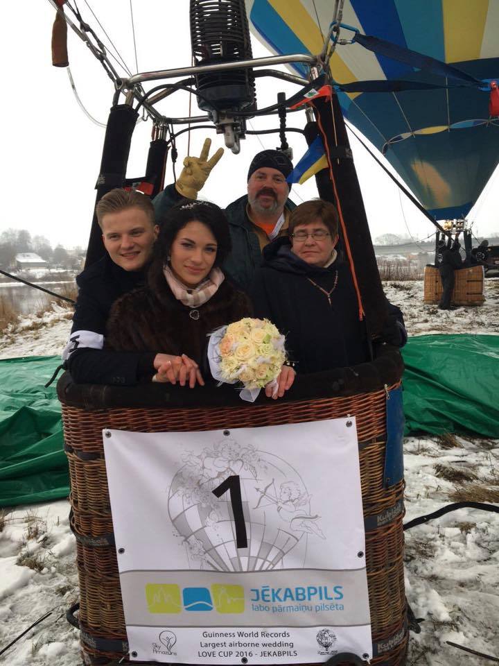 rekord shar riga11 - 100 молодоженов одновременно поднялись в воздух в воздушных шарах